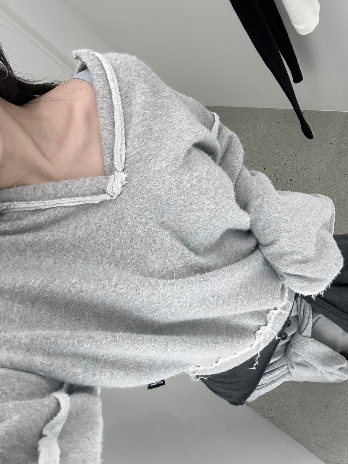 CERRIC Furry V-Neck Sweatshirt / Gray 상품이미지3