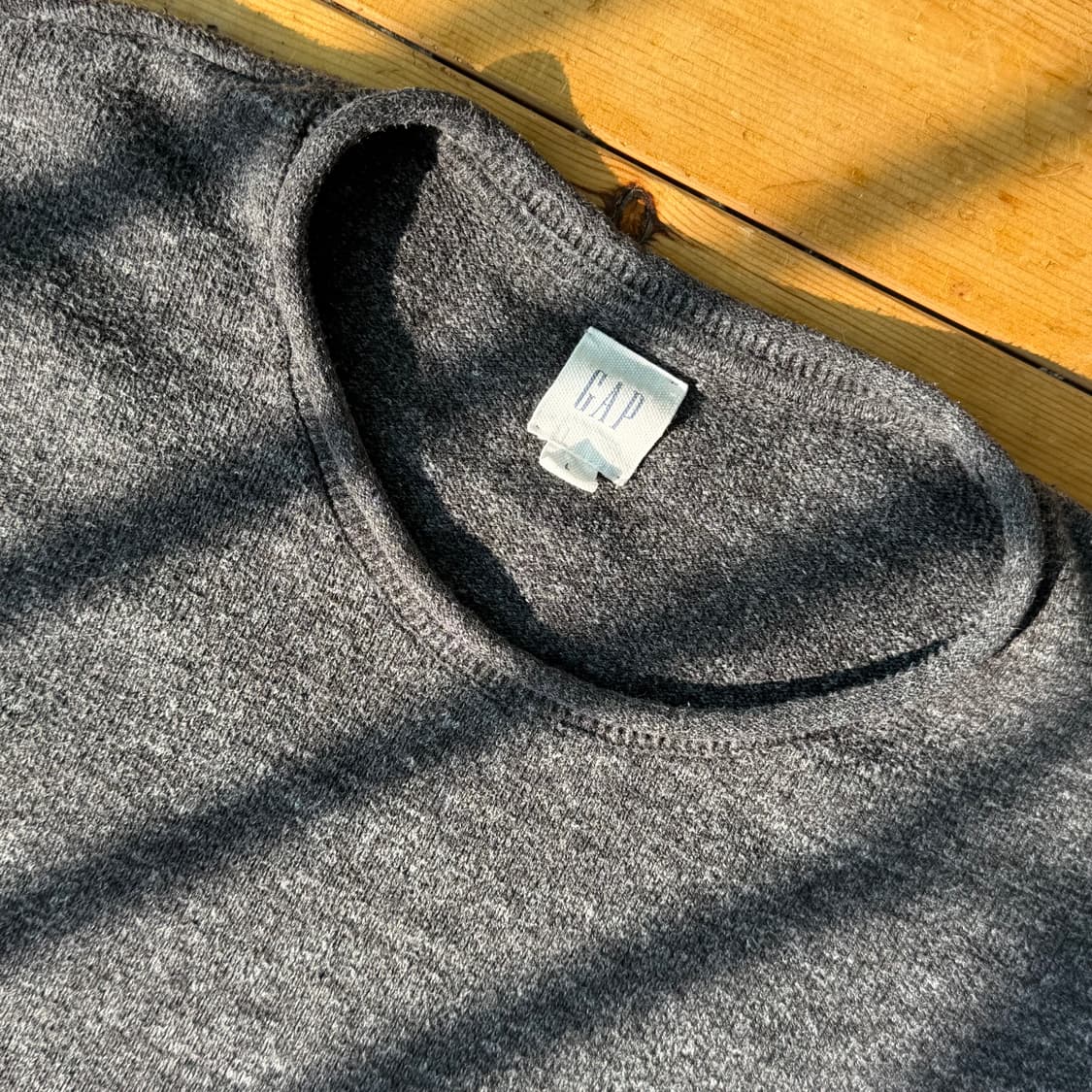 갭 롤링 넥 니트 차콜 그레이 헤더 상품이미지4