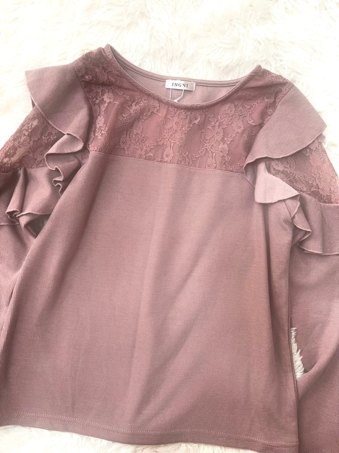ingni 잉그니 스나계 레이스 프릴 숄더 핑크 니트 블라우스 상품이미지4