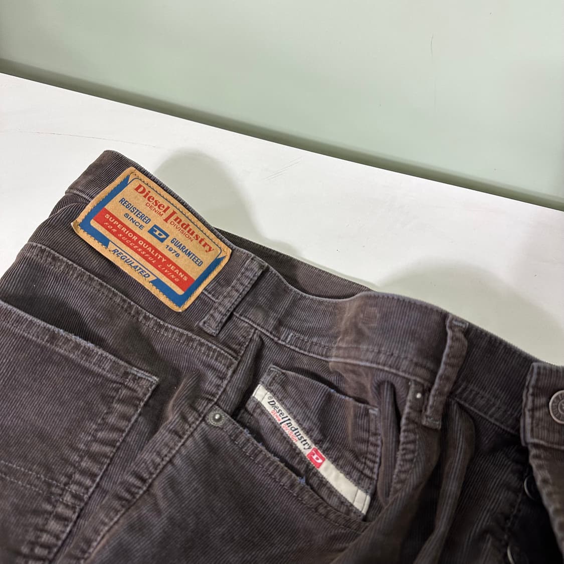 L 32 디젤인더스트리 슬림레귤러핏 녹워시드 코듀로이팬츠 상품이미지2