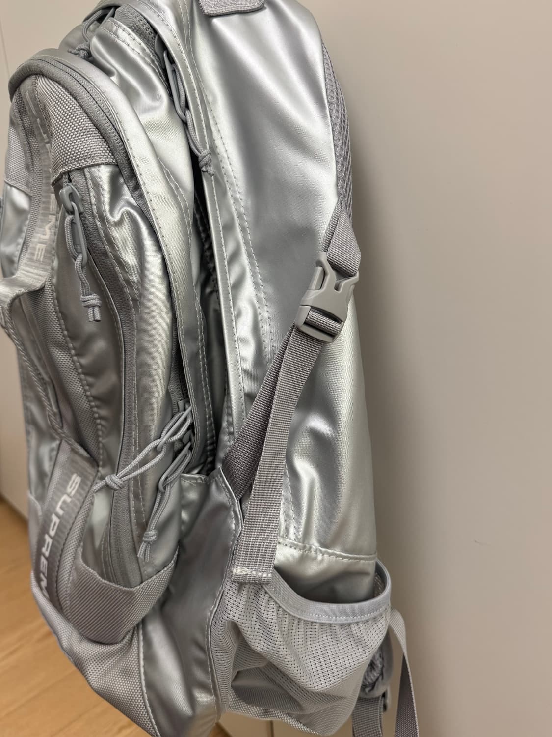 슈프림 22FW 백팩 실버 상품이미지2