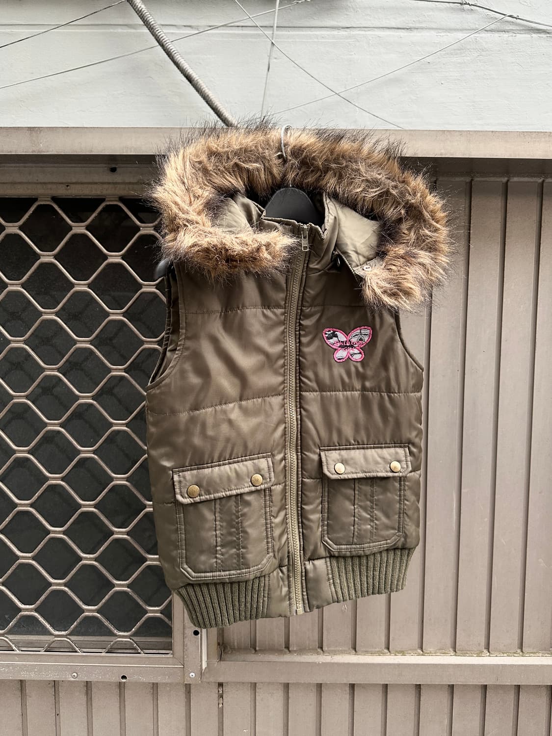 Butterfly patch fur vest 상품이미지1