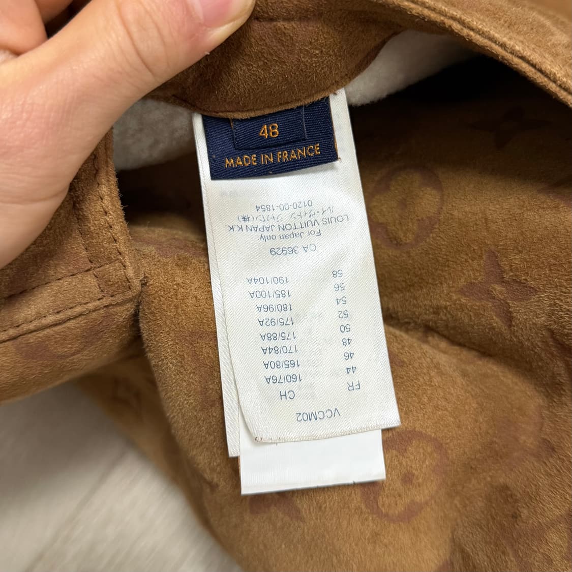 [48/새상품급] 루이비통 시어링 엠보스드 모노그램 스웨이드 무스탕 자켓 상품이미지4