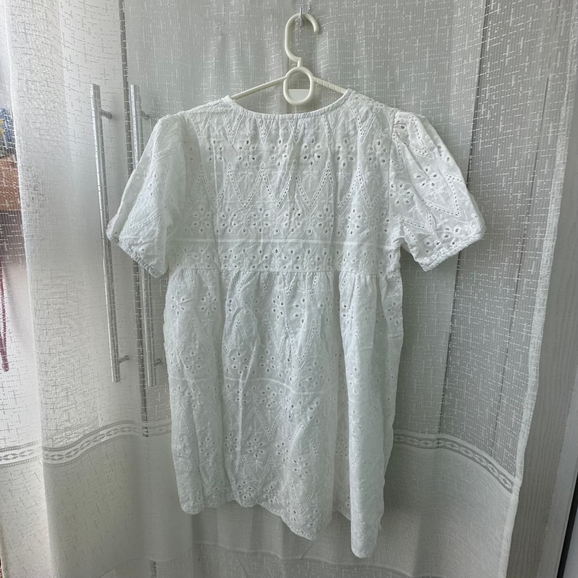 새상품 화이트 펀칭레이스 반팔 블라우스 예뻐요 상품이미지2