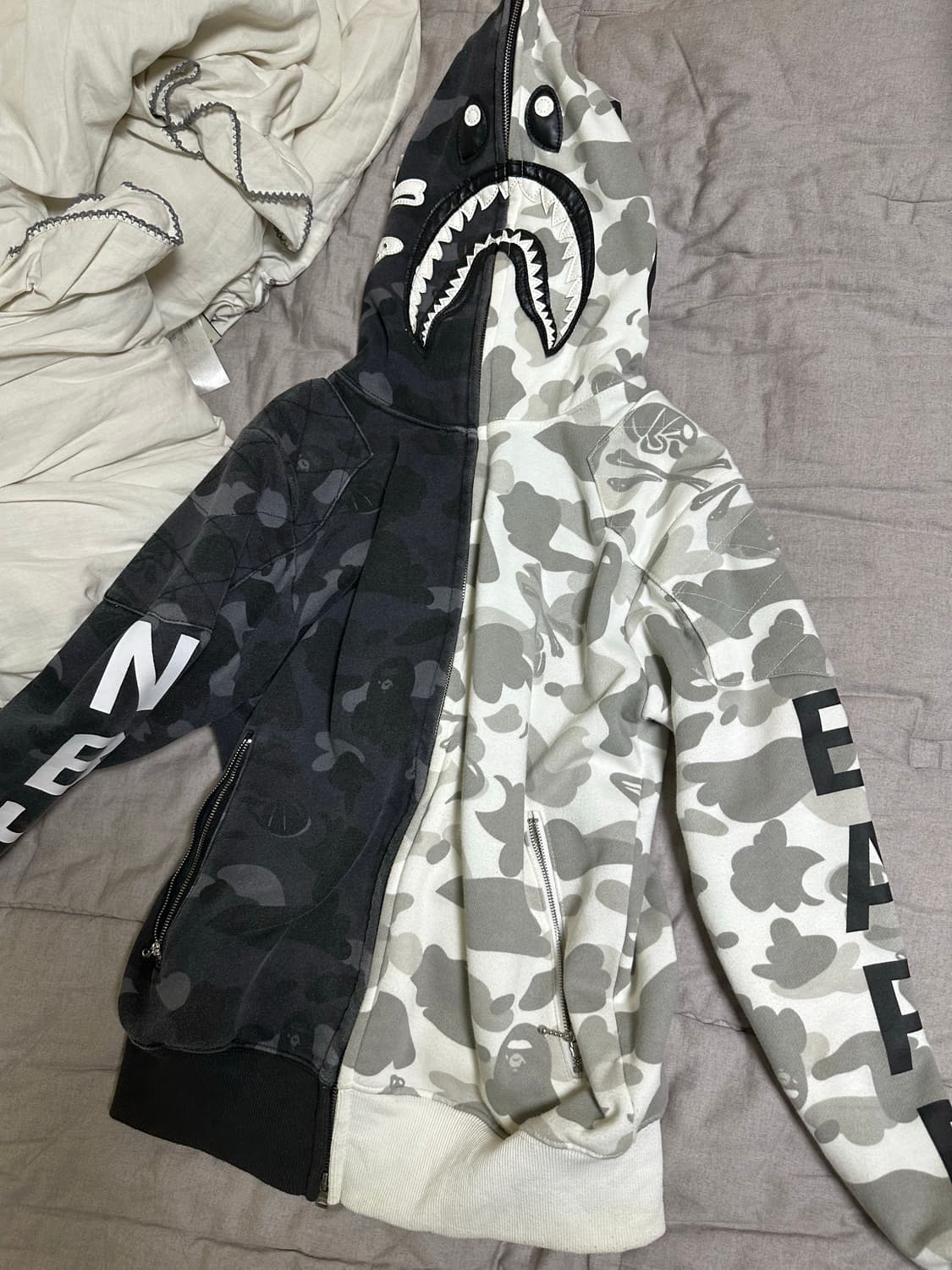 베이프 샤크 반반 후드집업 상품이미지1