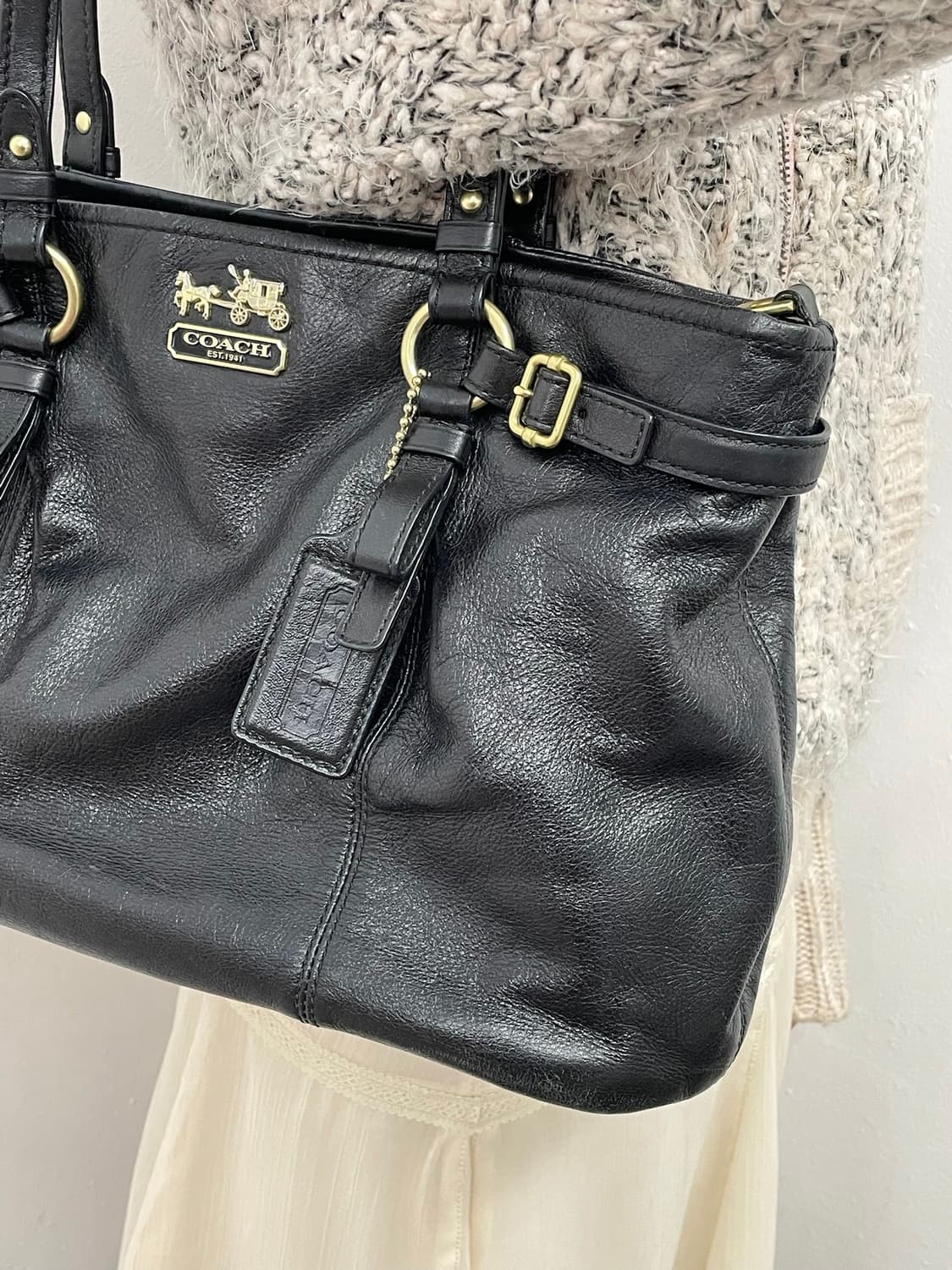 코치 블랙 레더 스트랩 숄더백 상품이미지3