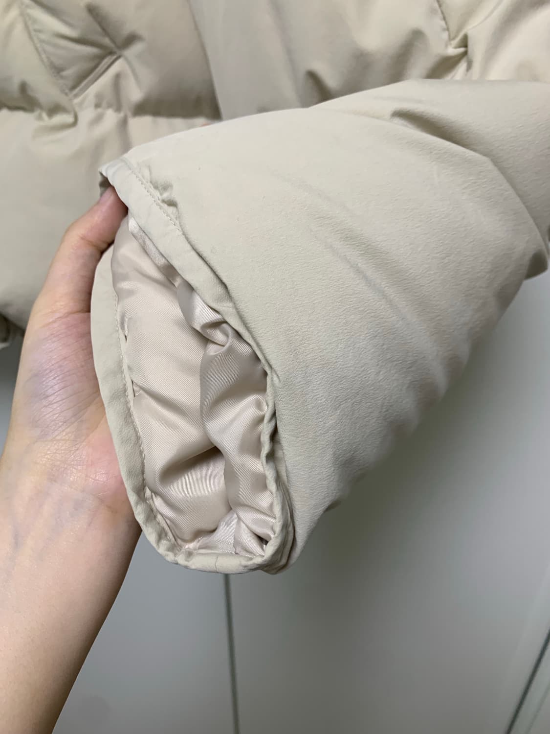 낫띵리튼 크롭드 스트링 푸퍼 자켓 숏패딩 포그 화이트 상품이미지5