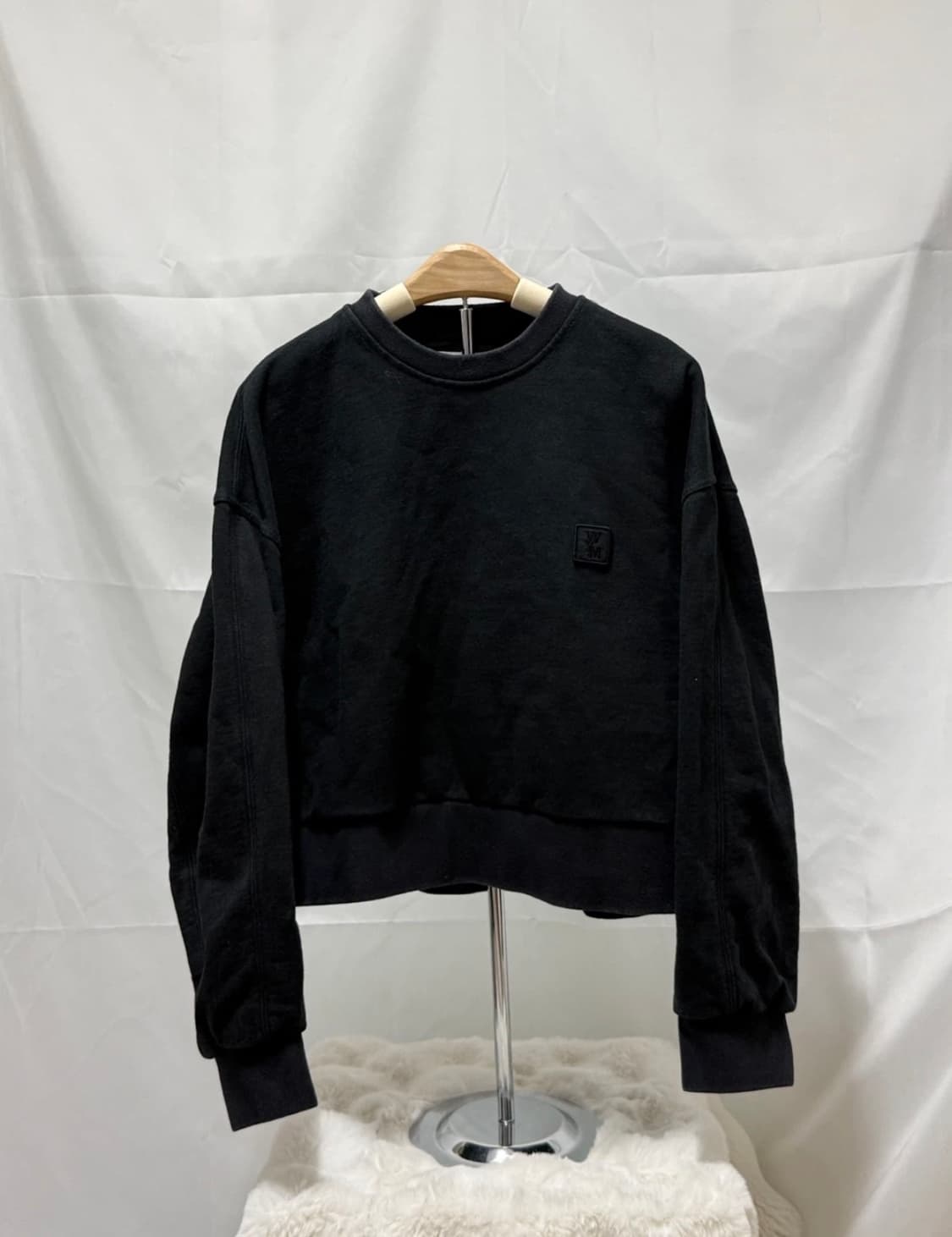 우영미 WOOYOUNGMI 여성 블랙 크롭 버터플라이 맨투맨 상품이미지2