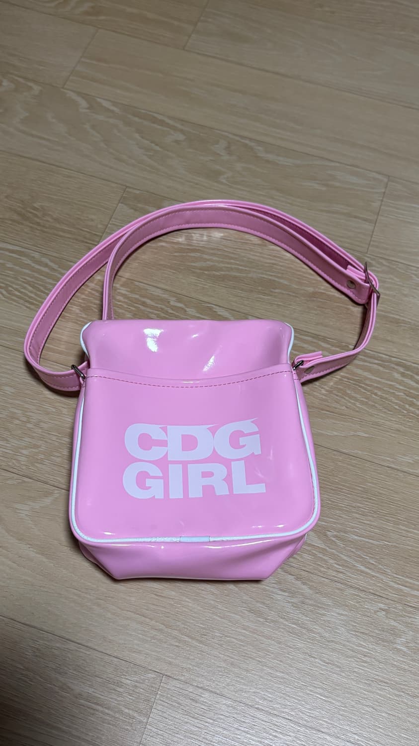 꼼데가르송 CDG GIRL 핑크 에나멜 크로스백 상품이미지1