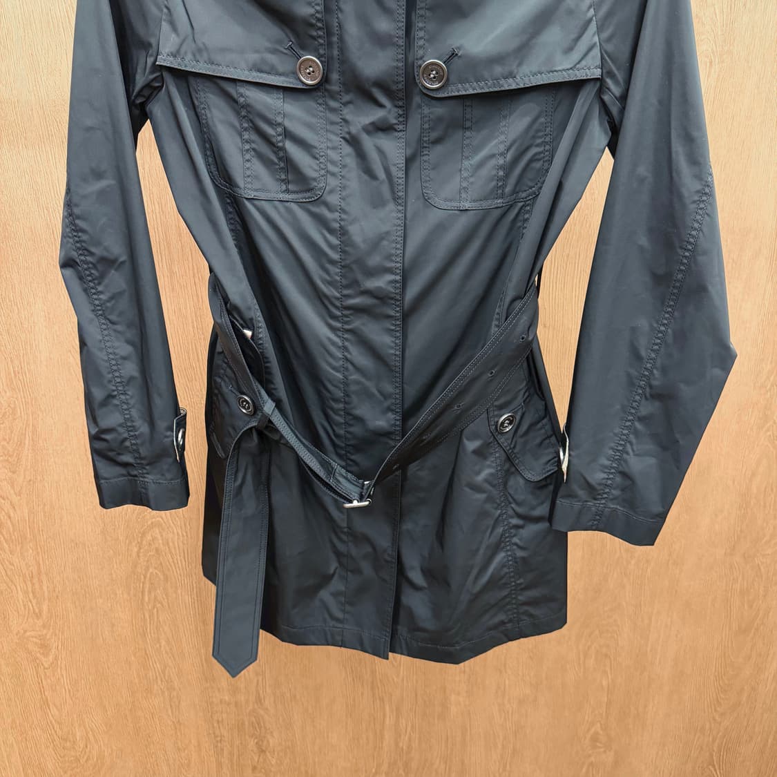 버버리 런던 하프 자켓 벨트 스트랩 플랩 포켓 디테일 슬림핏 블랙 상품이미지5