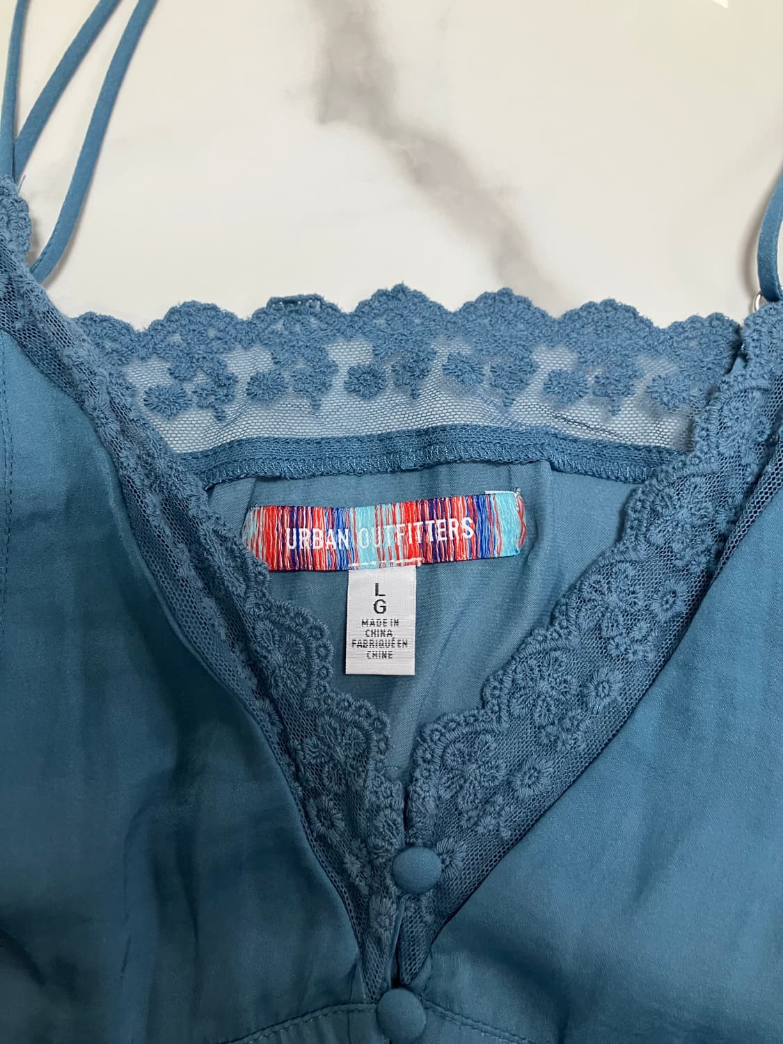 얼반아웃피터스 dinner & drinks 레이스 실키 캐미 탑 상품이미지2