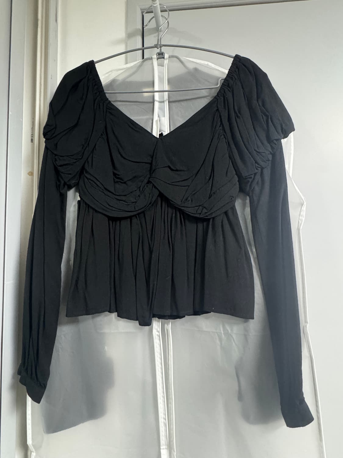 더티스 트위스트 프론트 퍼프 블라우스 블랙 상품이미지1