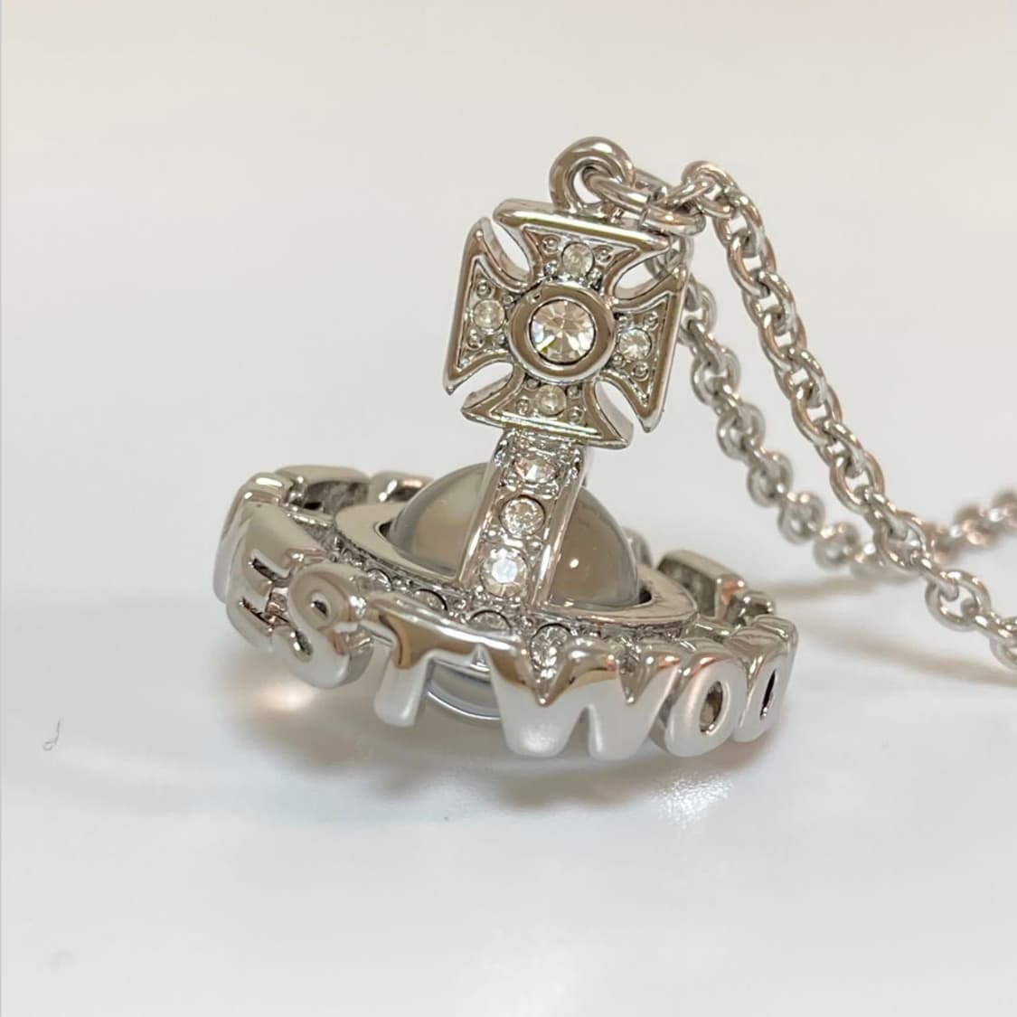 비비안웨스트우드 아카이브 화이트 크리스탈 레터링 orb 팬던트 목걸이 상품이미지4