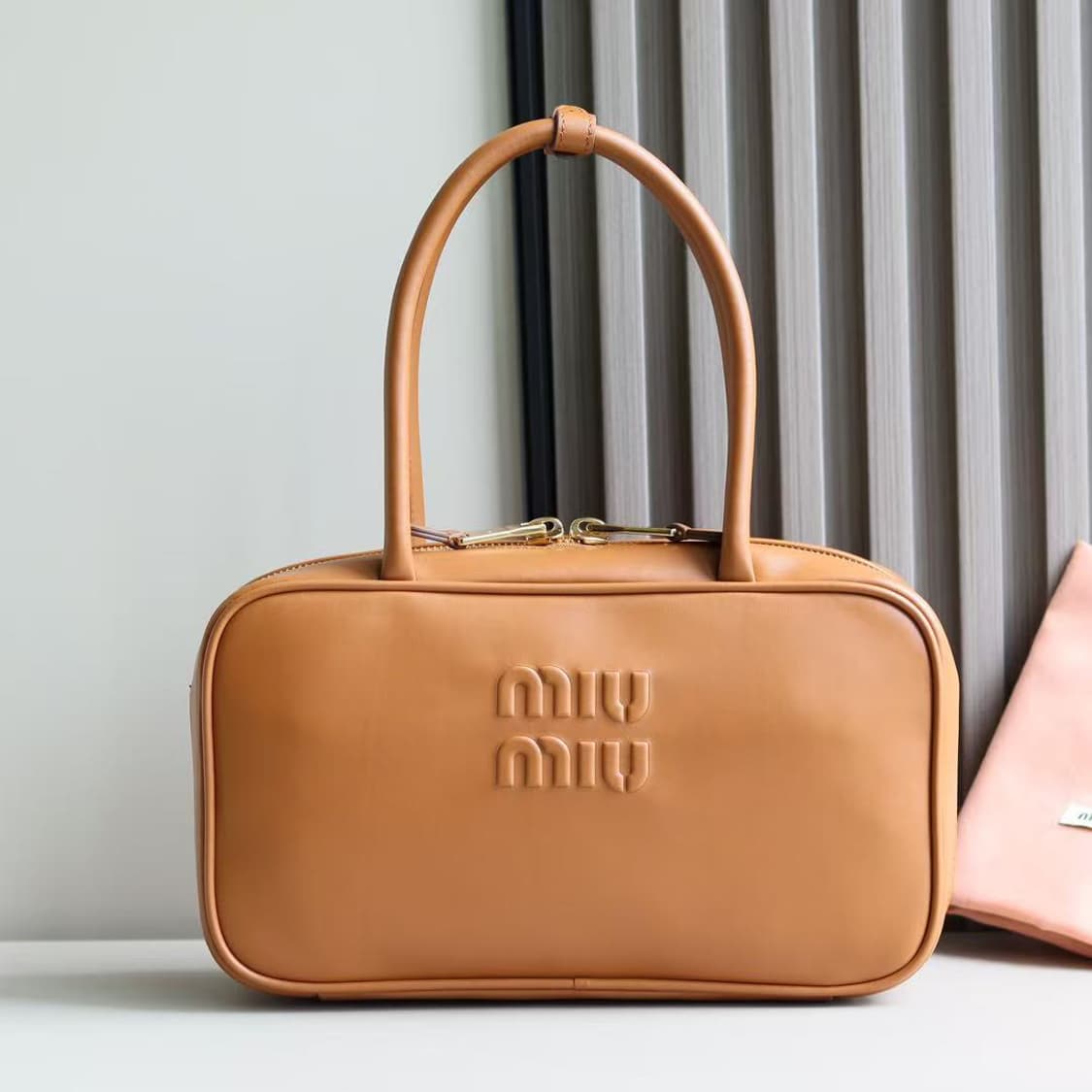 미우 미우 가죽 탑 핸들백 코냑 상품이미지1