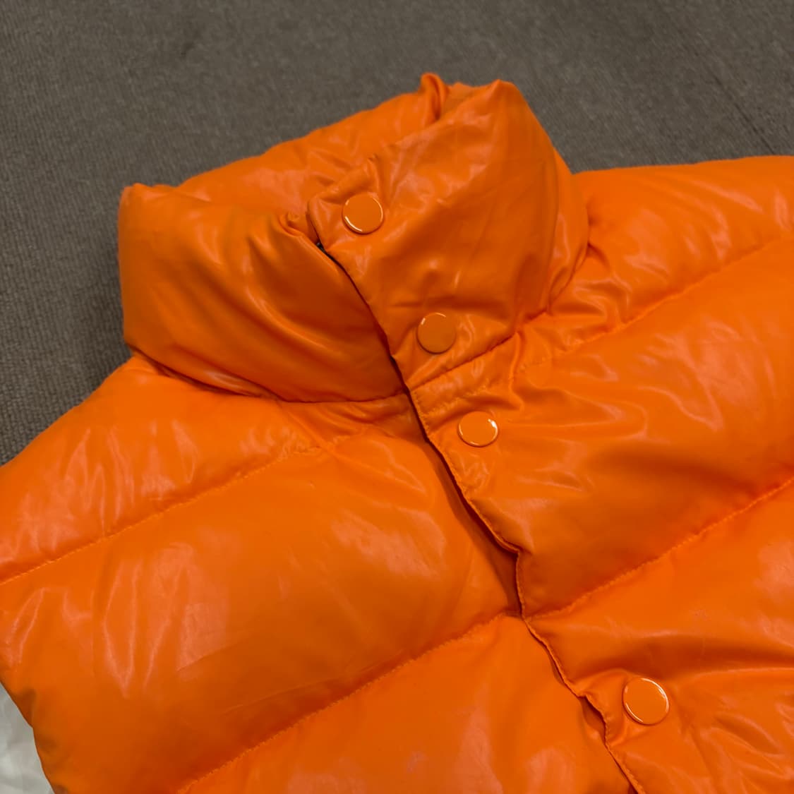 beams 빔즈 유광 다운 패딩 베스트  상품이미지2