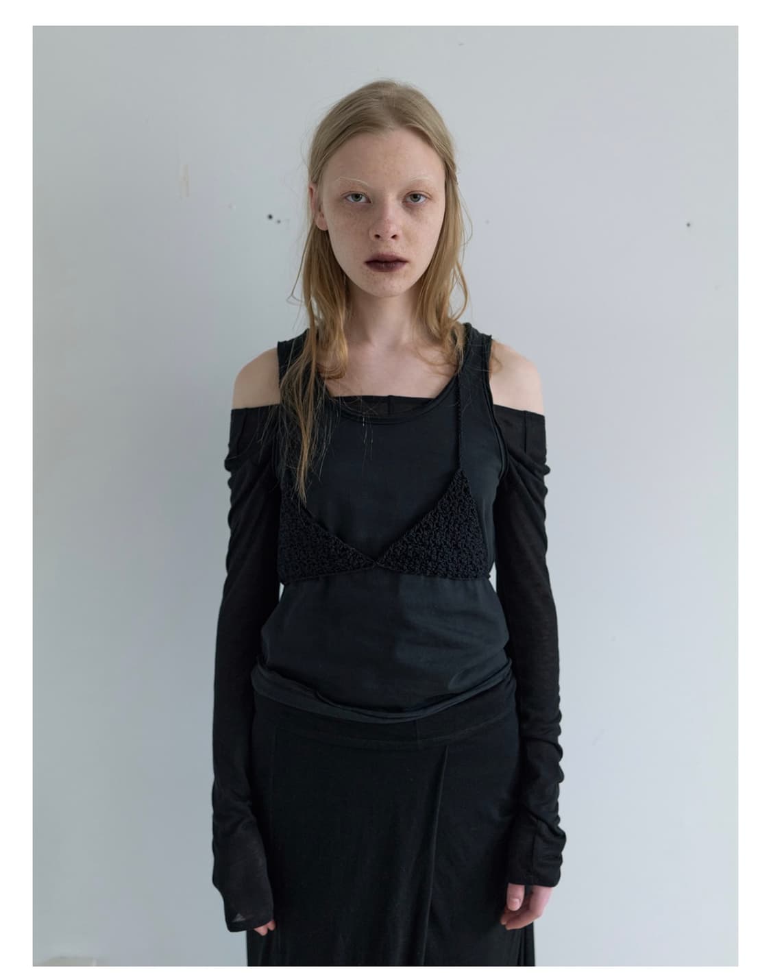 RAW DETAIL SLEEVELESS TOP IN BLACK 상품이미지1