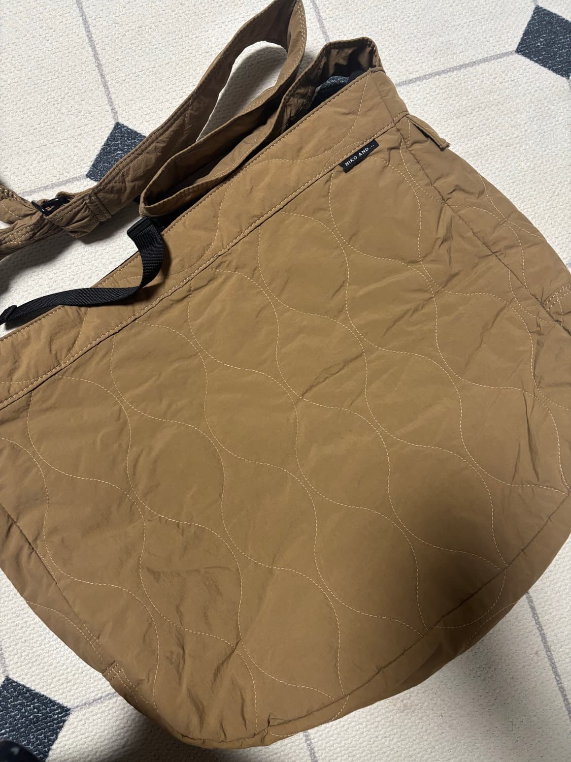 니코앤드) 패딩 퀄팅 크로스백 상품이미지1