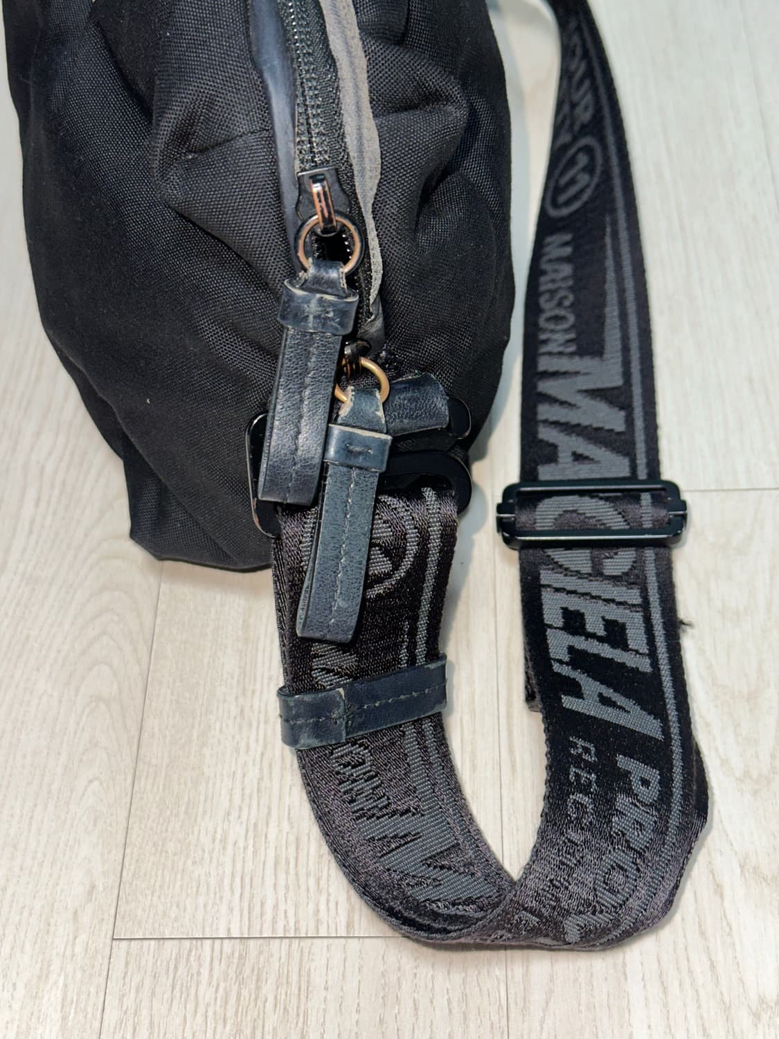 메종 마르지엘라 글램슬램 나일론 크로스 바디백 블랙 상품이미지4