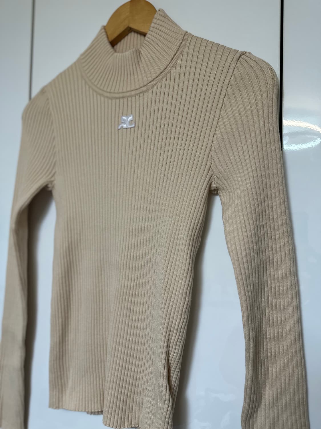 꾸레쥬 리에디션 풀오버 터틀넥 여성 골지 니트 블랙 상품이미지2