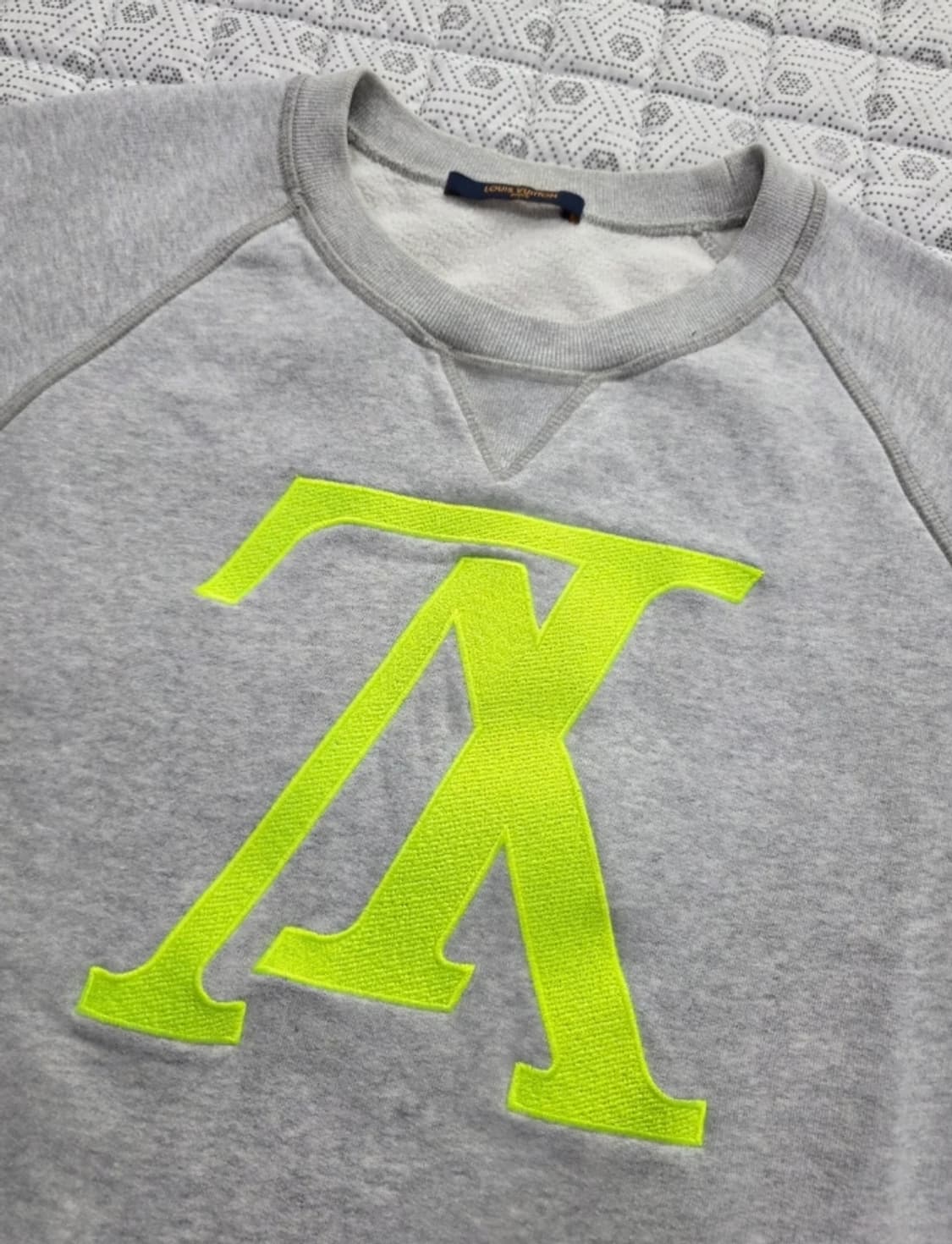 루이비통 네온 로고 맨투맨 그레이 L (드라이완료) 상품이미지4