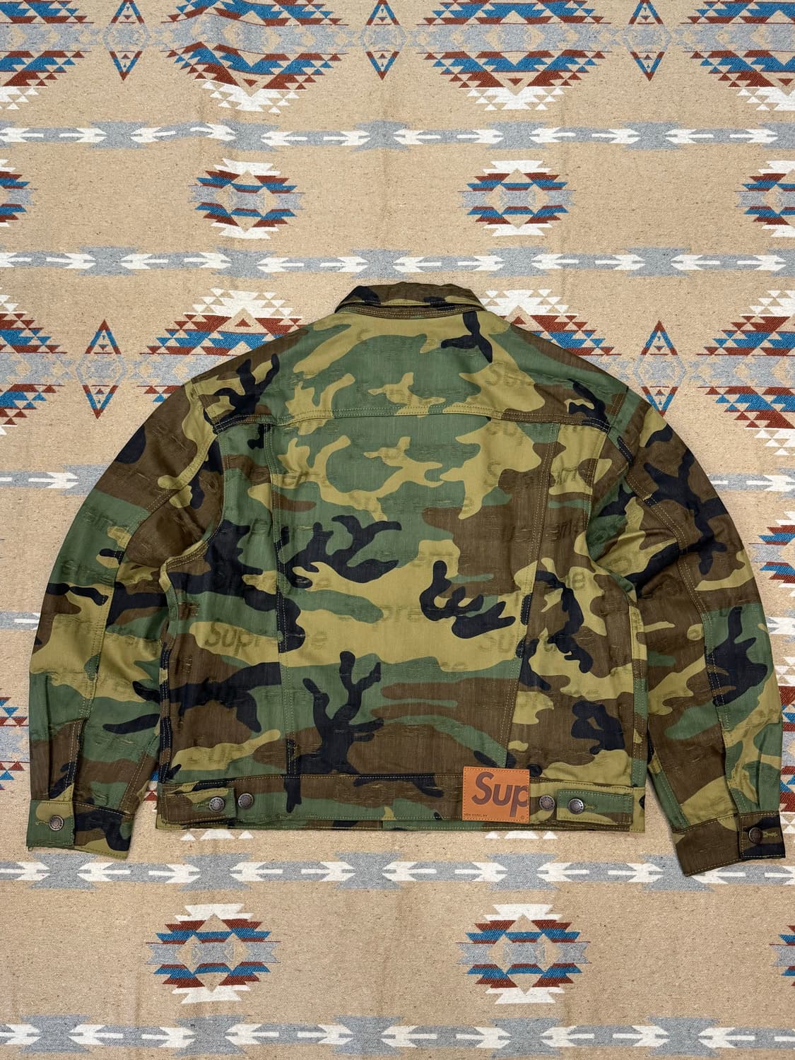 [M] 슈프림 자카드 로고 데님 트러커 자켓 우드랜드 카모 - 25FW 상품이미지5