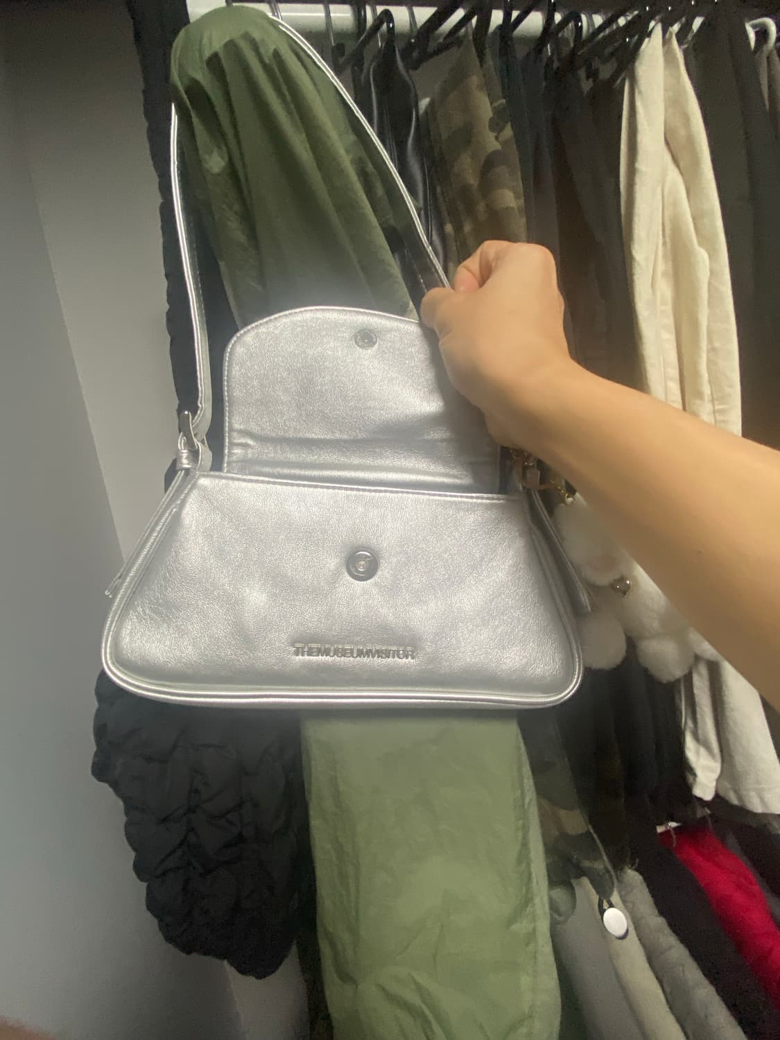 Themuseumvisitor silver bag 판매합니다!!! 상품이미지2