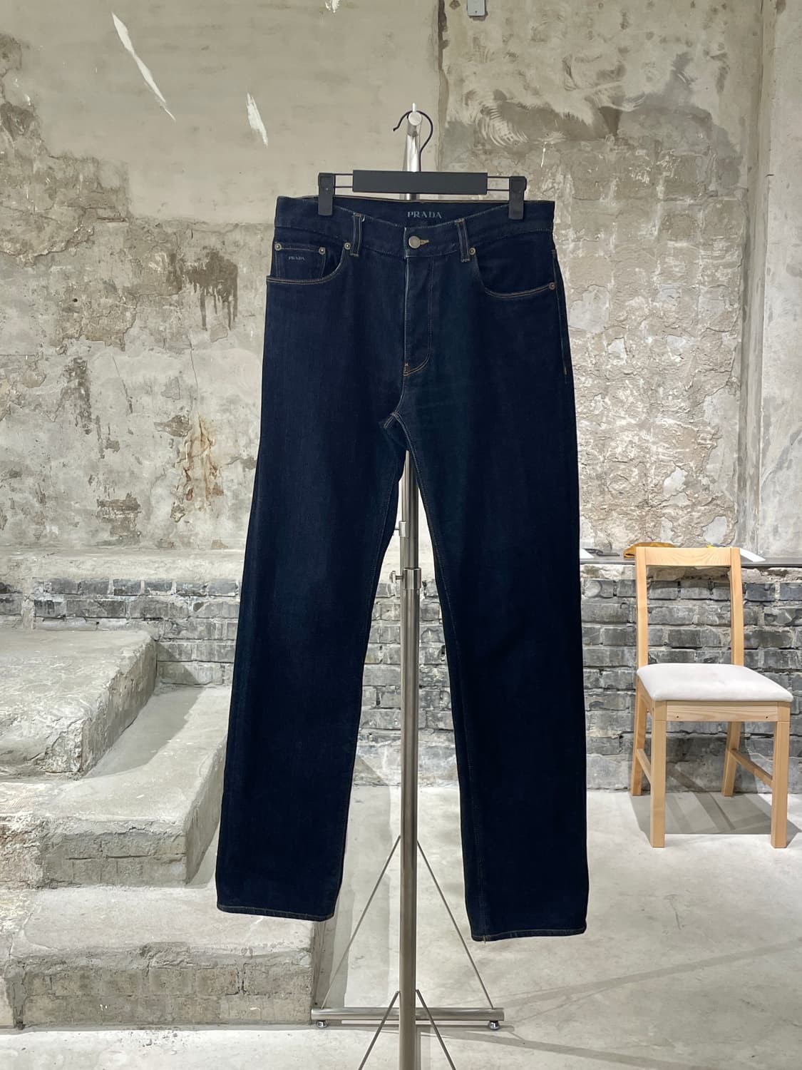 프라다 진청 이지 핏 버튼 플라이 데님 팬츠 상품이미지1