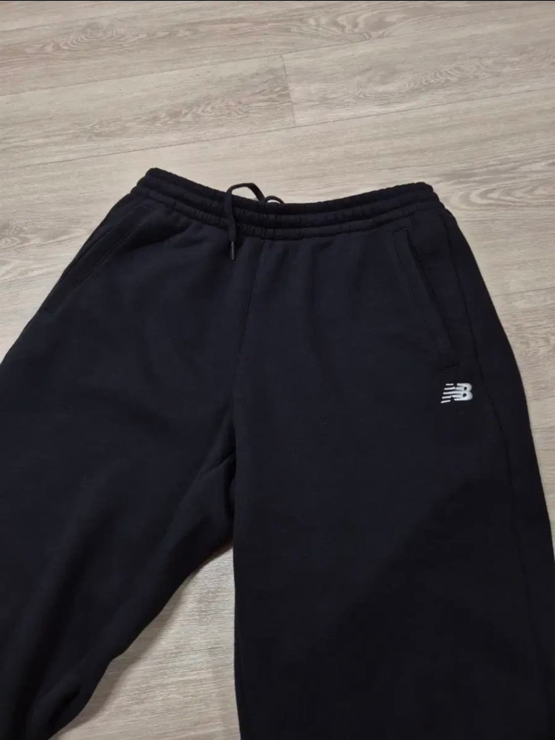 [뉴발란스] UNI 에센셜 기모 세미와이드 스트레이트 팬츠 블랙 L 상품이미지2