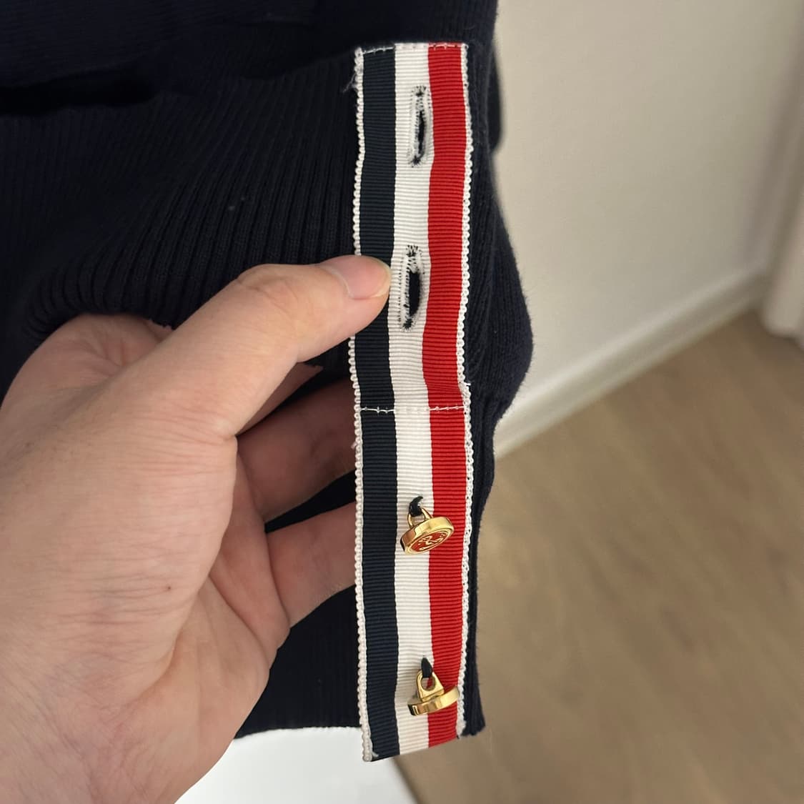 [2] 톰브라운 밀라노 스티치 금장 가디건 네이비 상품이미지7