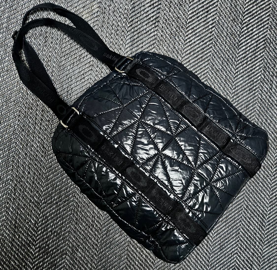 오클리 아이콘 로고 글로시 퀼팅 토트백 상품이미지2