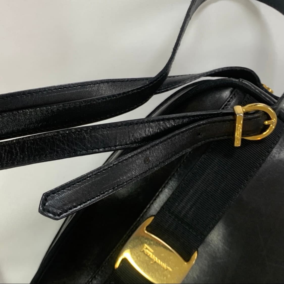 페라가모 블랙 바라 레더 크로스백 상품이미지5
