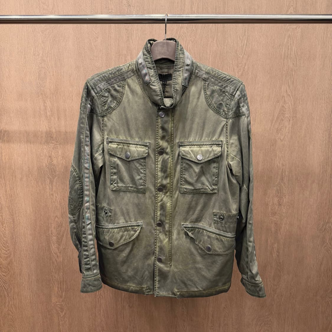 디젤 필드 자켓 밀리터리 패치 포켓 퀄팅 숄더 디테일 레귤러핏 카키 상품이미지2