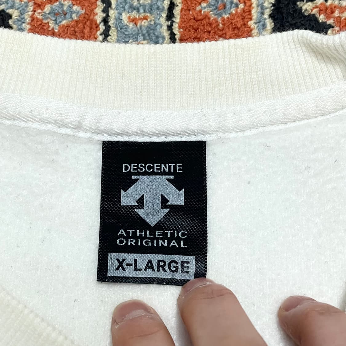  데상트 스펠로고 화이트 기모 맨투맨 남성XL 상품이미지4