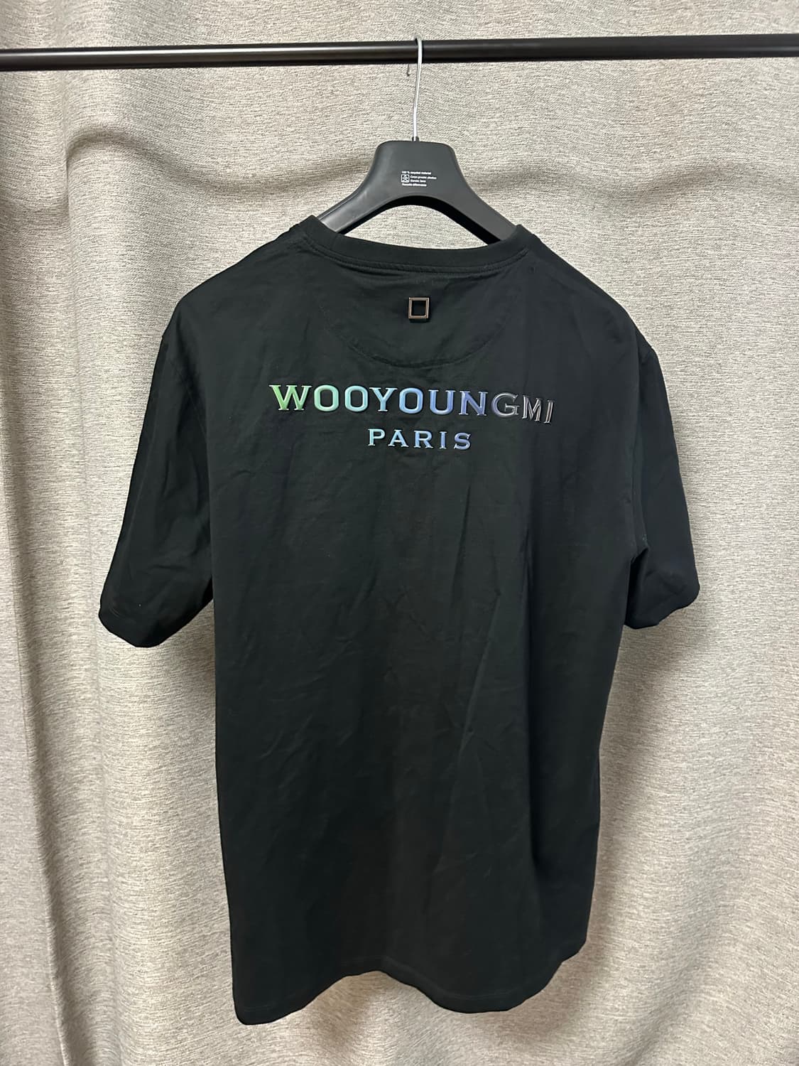우영미 그라데이션 엠보싱 백로고 반팔 블랙 (52) 상품이미지1
