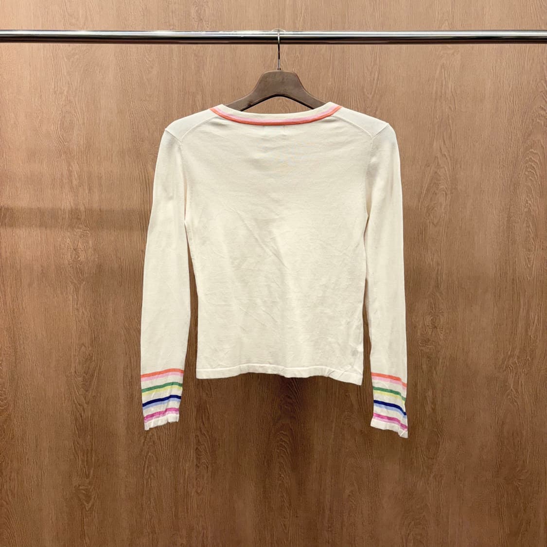 폴스미스 브이넥 롤슬리브 니트톱 소매 레인보우 스트라이프 디테일 베이지 상품이미지3