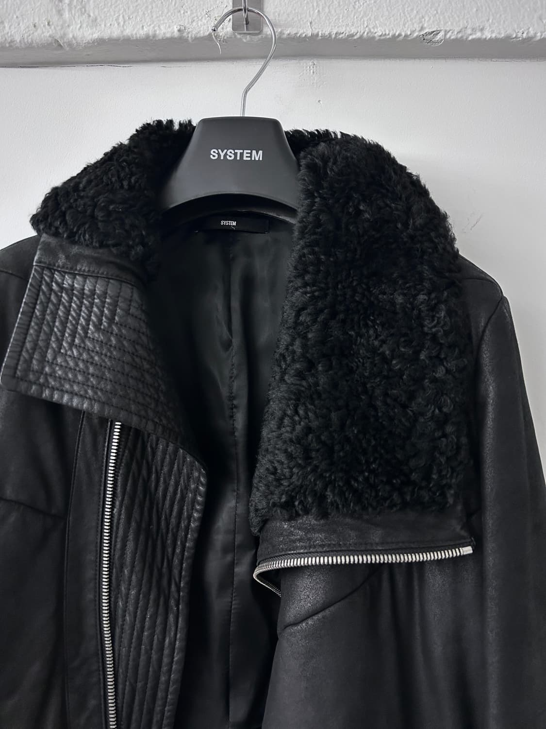 시스템 옴므 비대칭 하이넥 시어링 자켓 상품이미지2