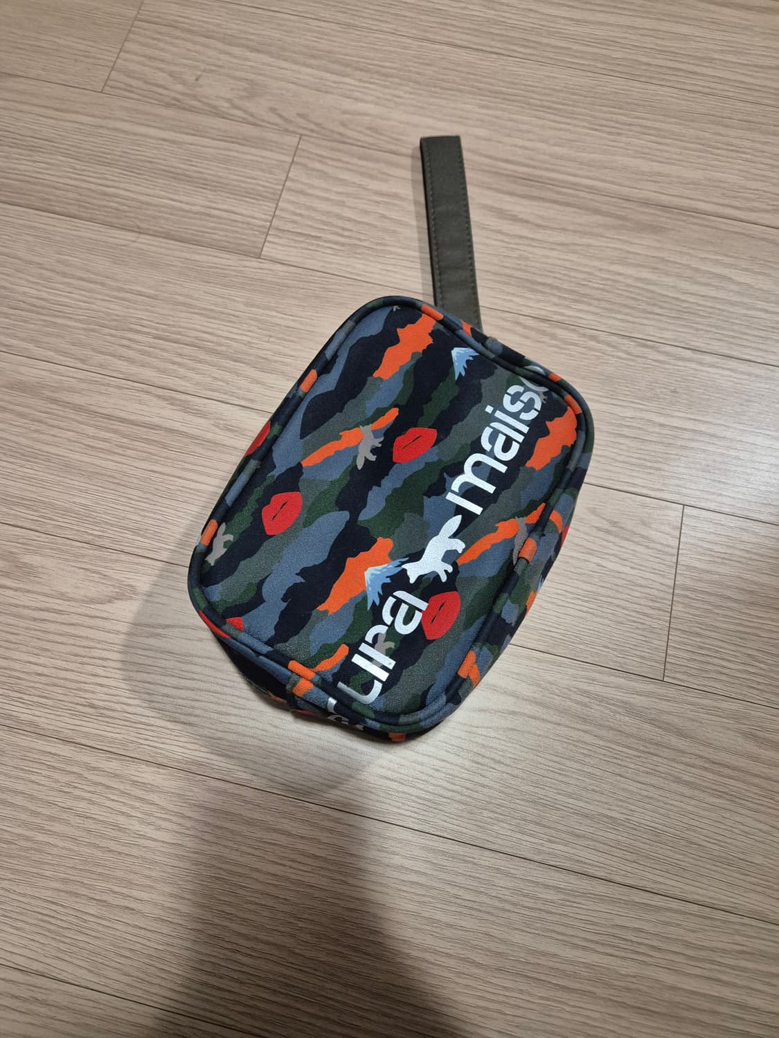 슈에무라 메종키츠네 콜라보 화장품 파우치 상품이미지1