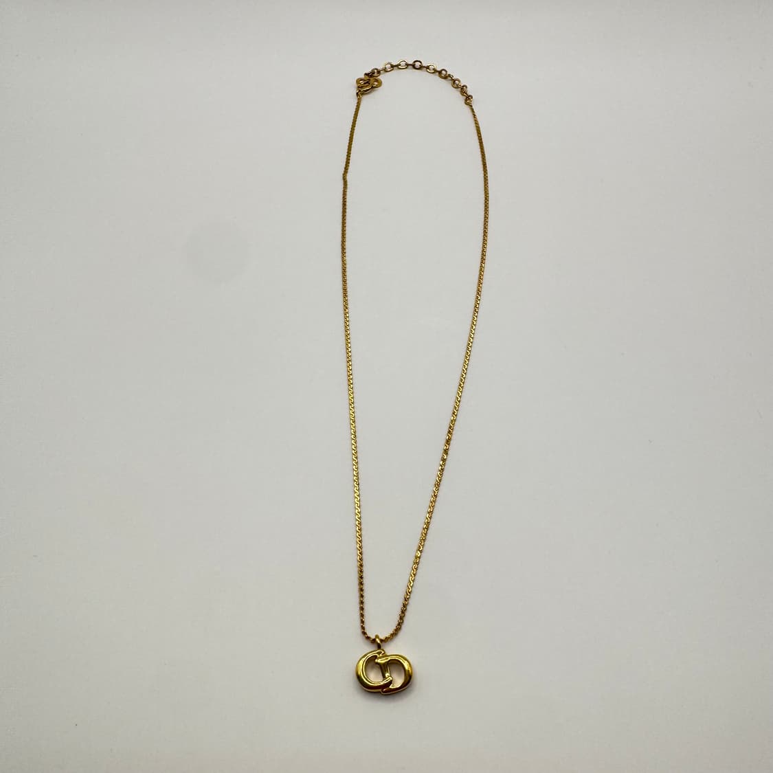 디올 CD 로고 미니멀 골드톤 목걸이 상품이미지4