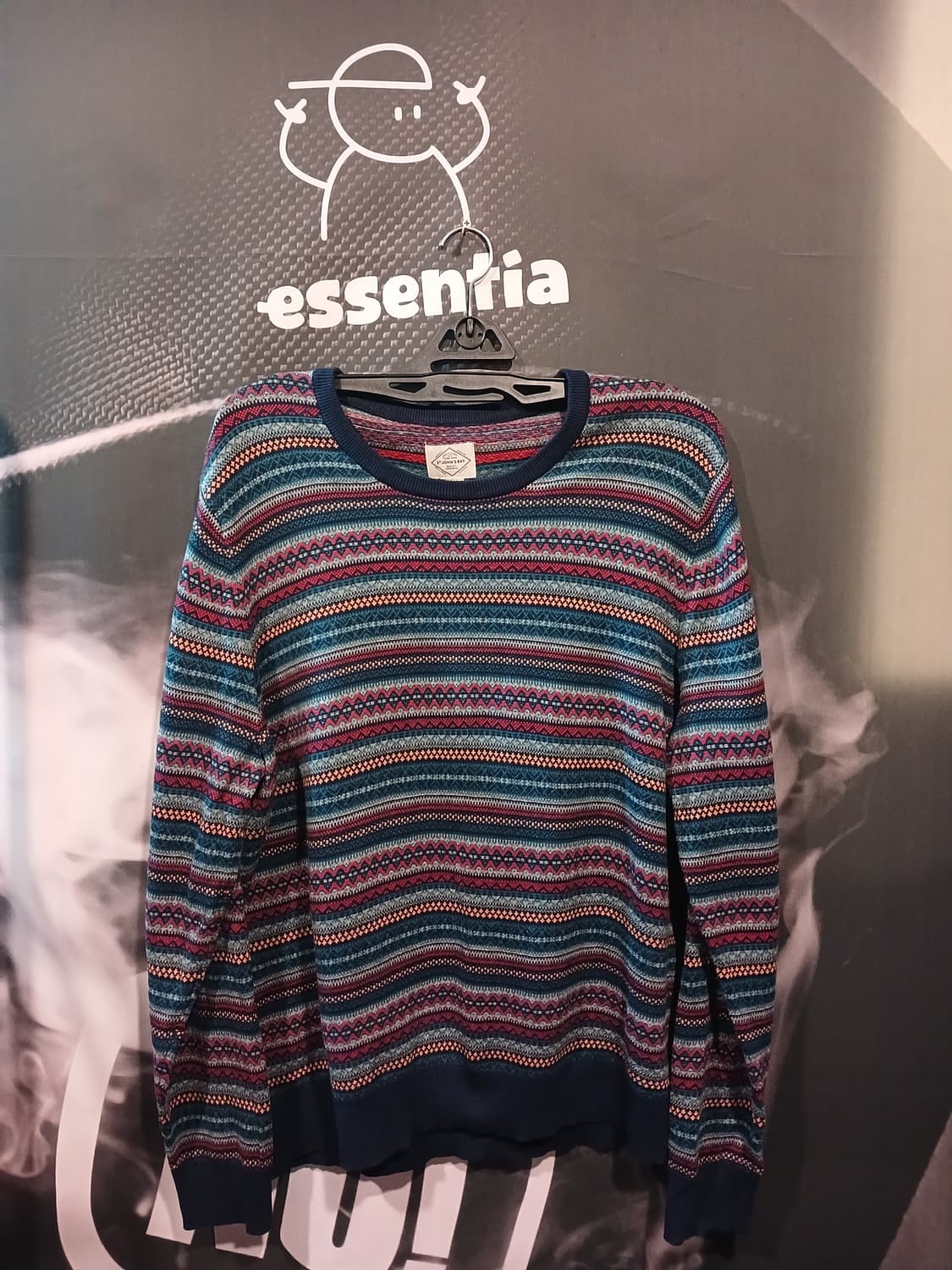 라운드넥 멀티컬러 스트라이프 패턴 니트 상품이미지1