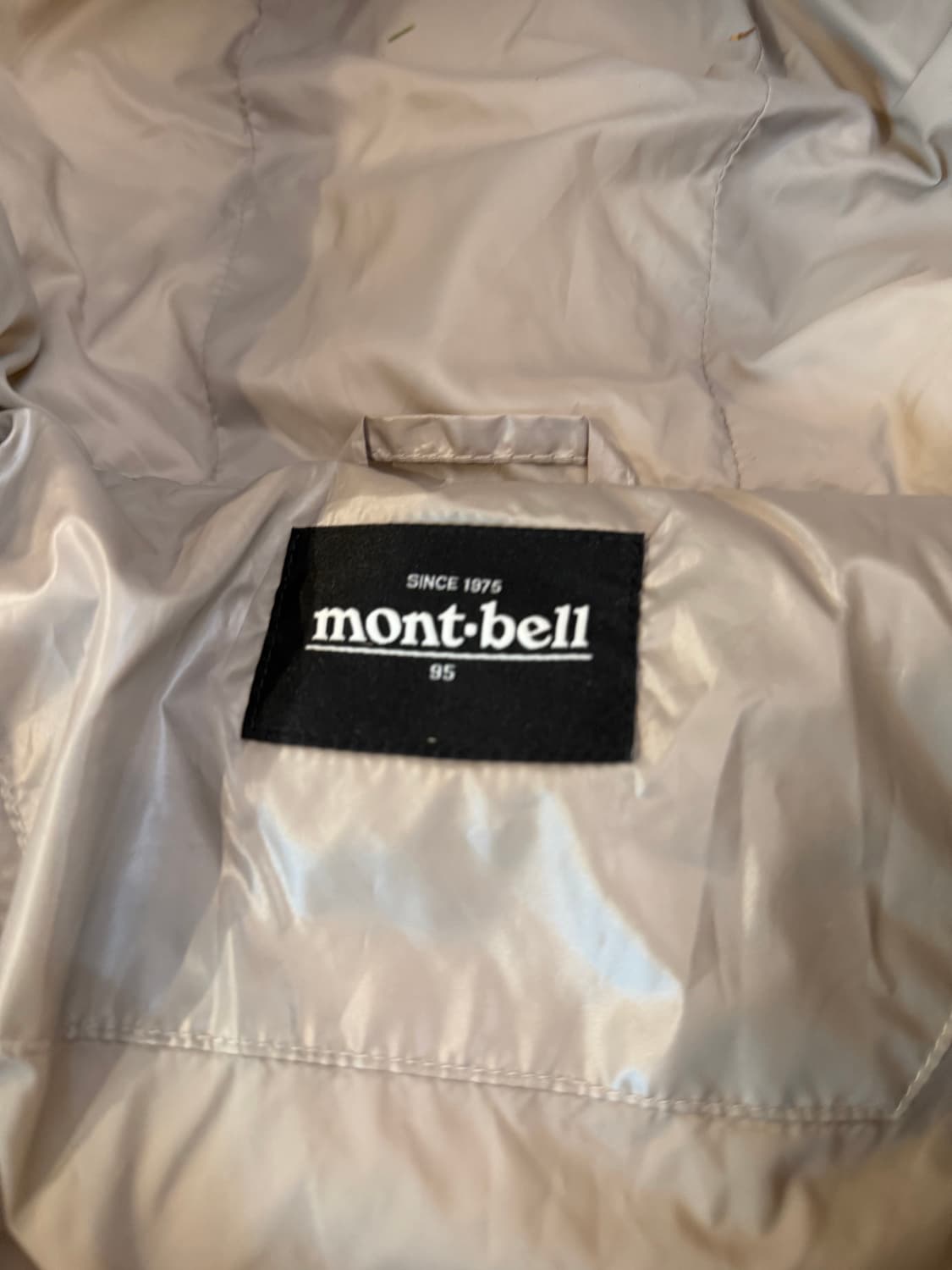 몽벨 글로시 고프코어 경량패딩 베이지 상품이미지5