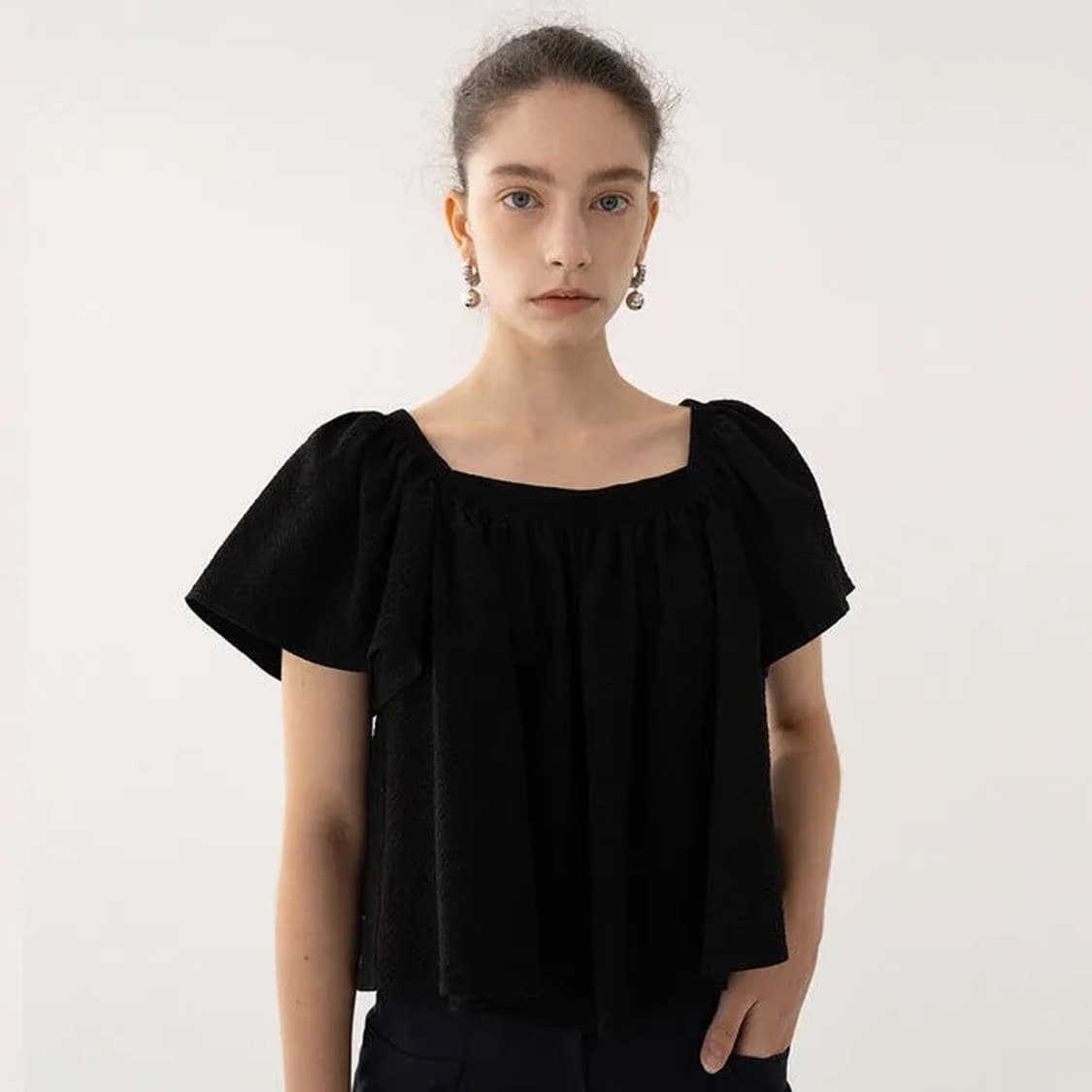 킨더살몬 블라우스 Wavy Smocked Blouse Black 상품이미지2