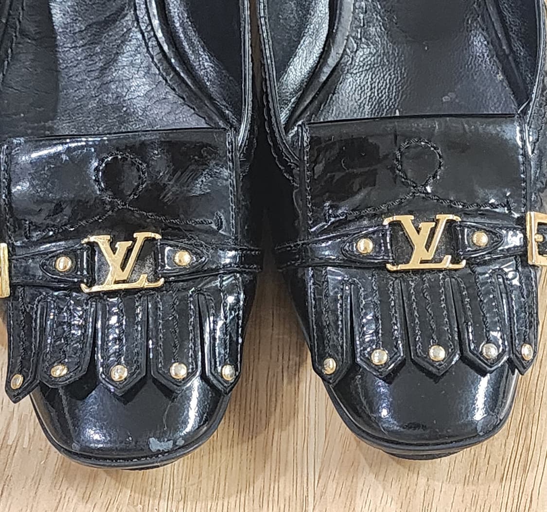 정품 루이비통 블랙 페이던트 LV 장식 구두 상품이미지3
