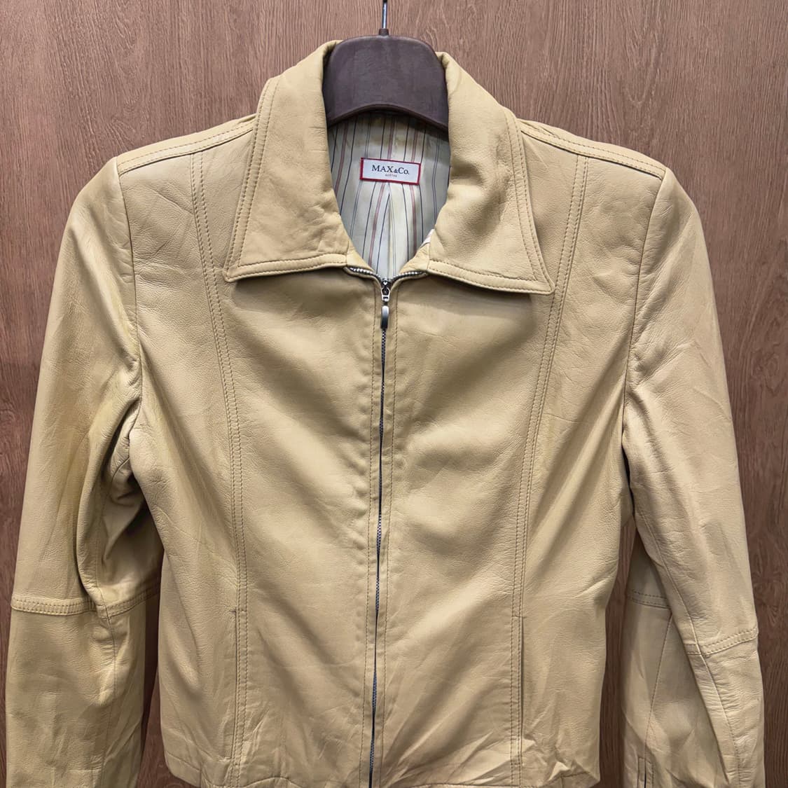 막스앤코 레더 자켓 입체 절개 소매 지퍼 디테일 슬림핏 베이지 상품이미지4