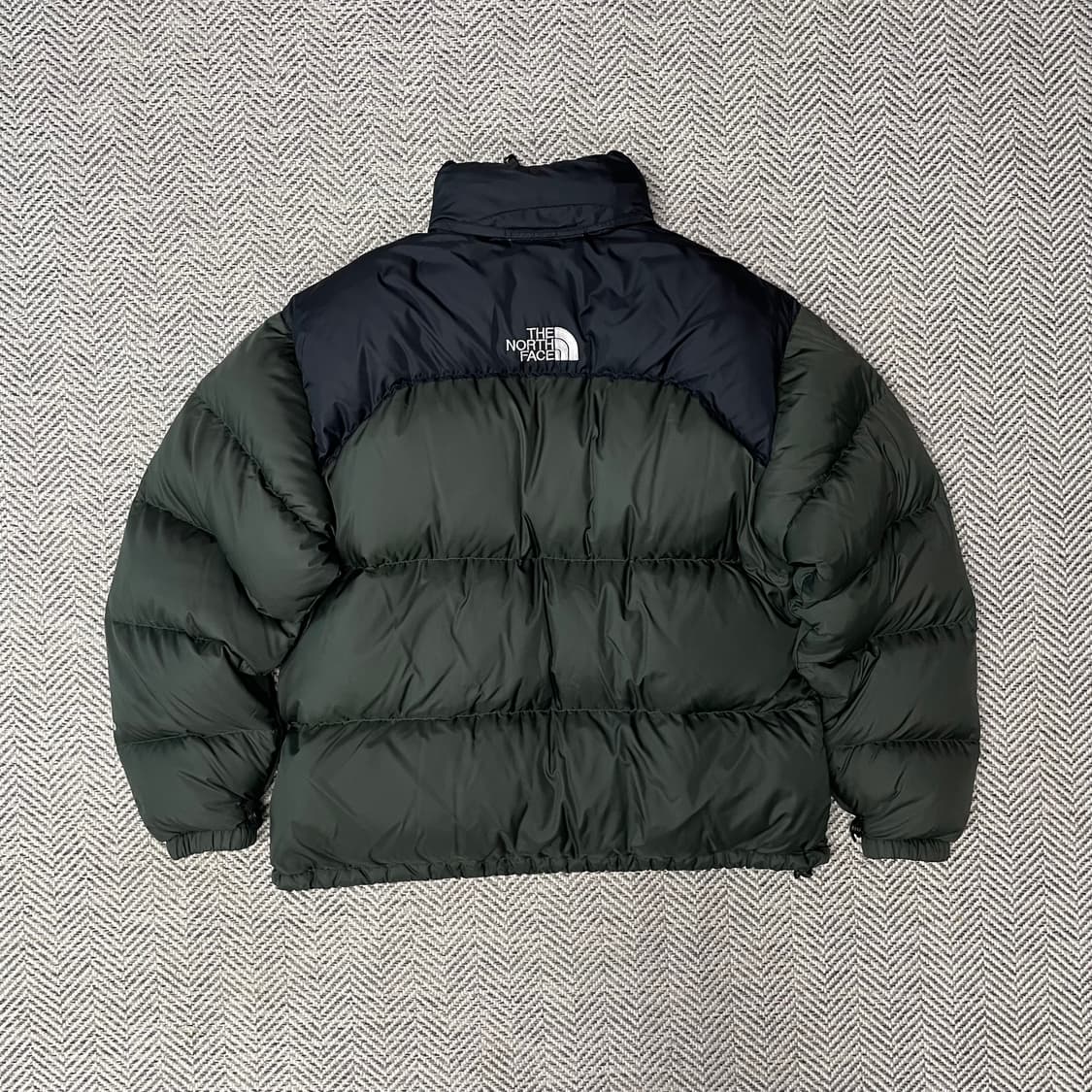 [105] 노스페이스 센터로고 무광 카키 700 눕시 패딩 상품이미지1