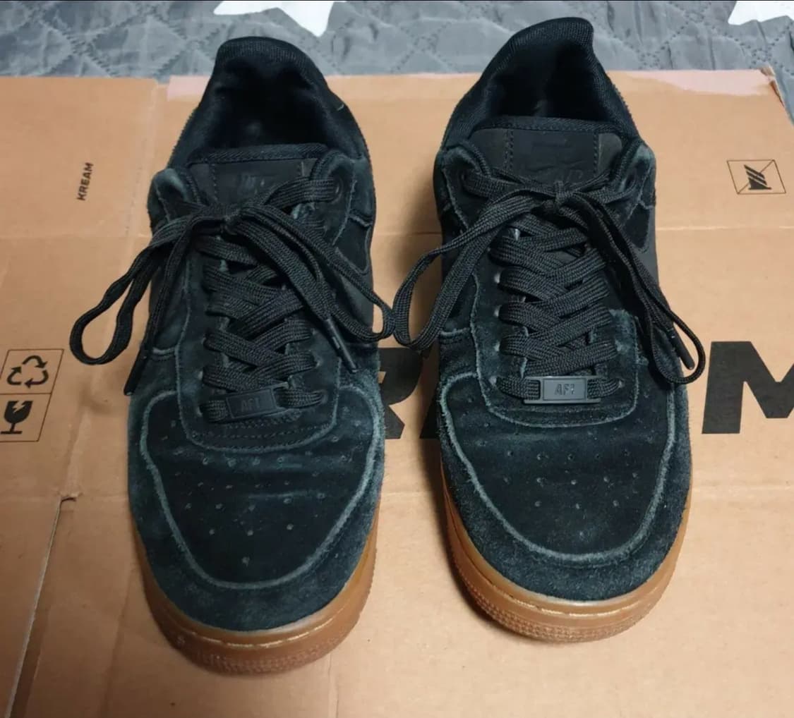 나이키 에어포스1 LV8 스웨이드 블랙 검 스니커즈 (240) 상품이미지5