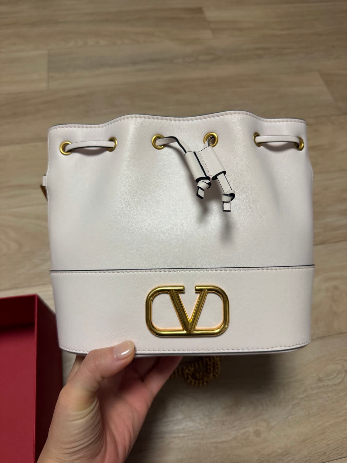 발렌티노 브이 버킷백 화이트 상품이미지3