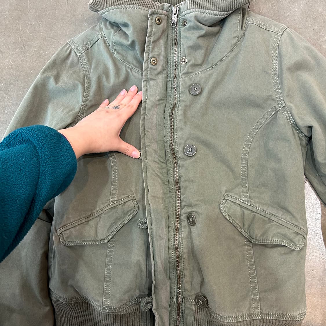 아디다스 카키 봄버 점퍼 상품이미지4