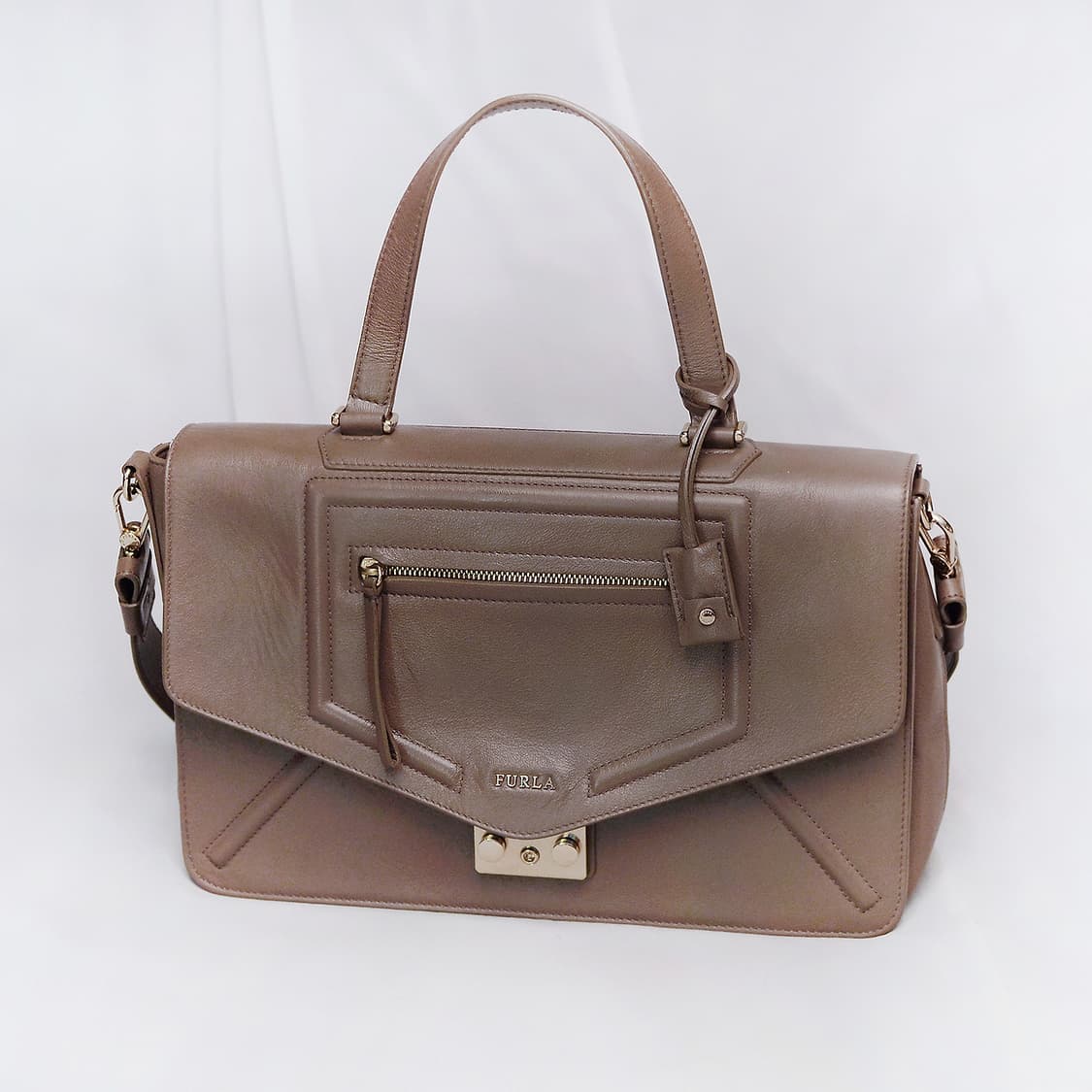 훌라 (FURLA) 엘리스 원핸들 클래식 패드락 플랩 레더 사첼백 상품이미지1