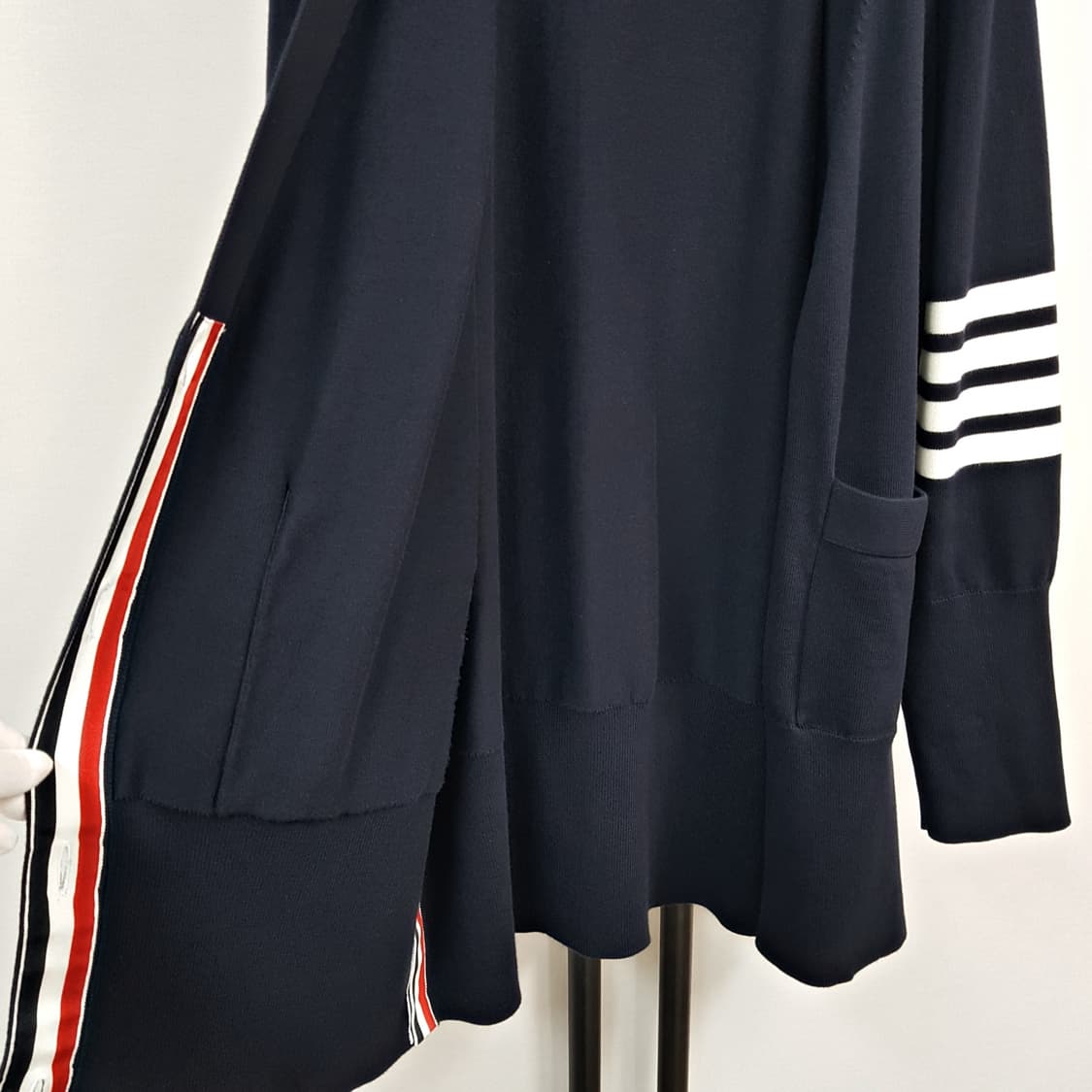 톰브라운 여성 4바 스트라이프 이그재저레이트핏 롱 가디건 FKC424A  상품이미지8