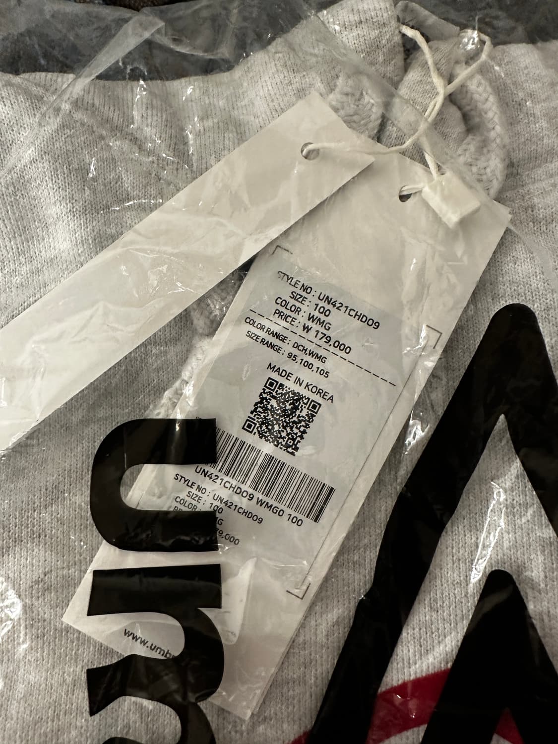 엄브로와 KANGHYUK 콜라보 후드티 상품이미지4